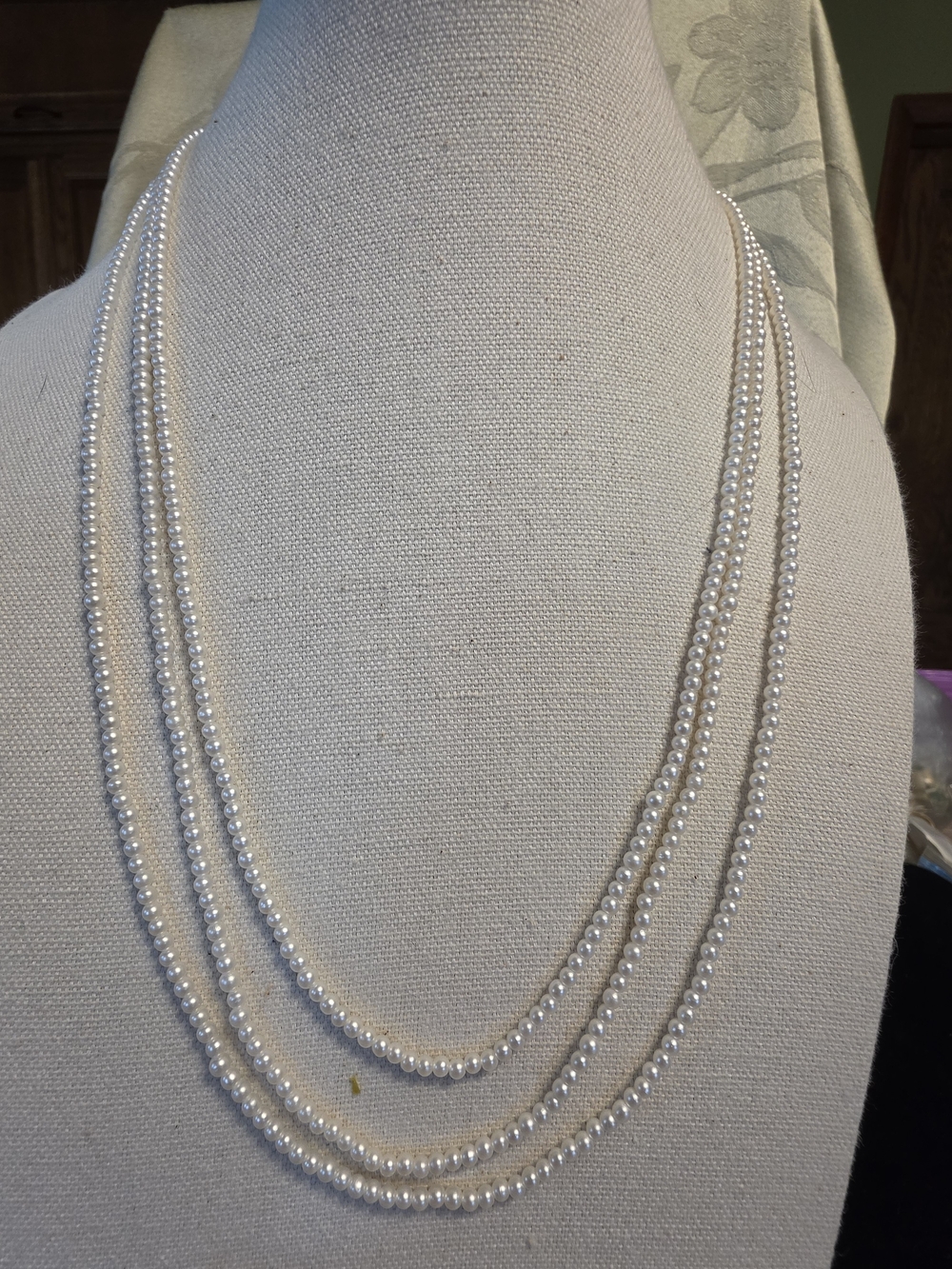 #1417. Classic Single-Strand White Faux Pearl Necklace